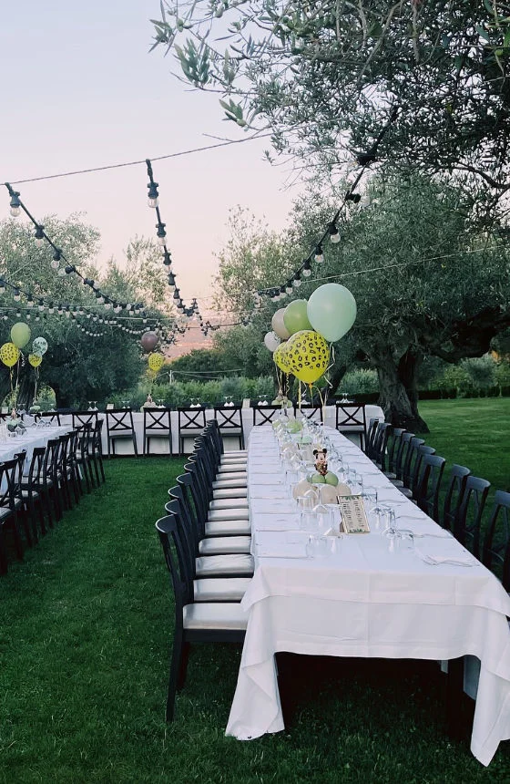 Tavolata all'aperta per festeggiare il primo compleanno